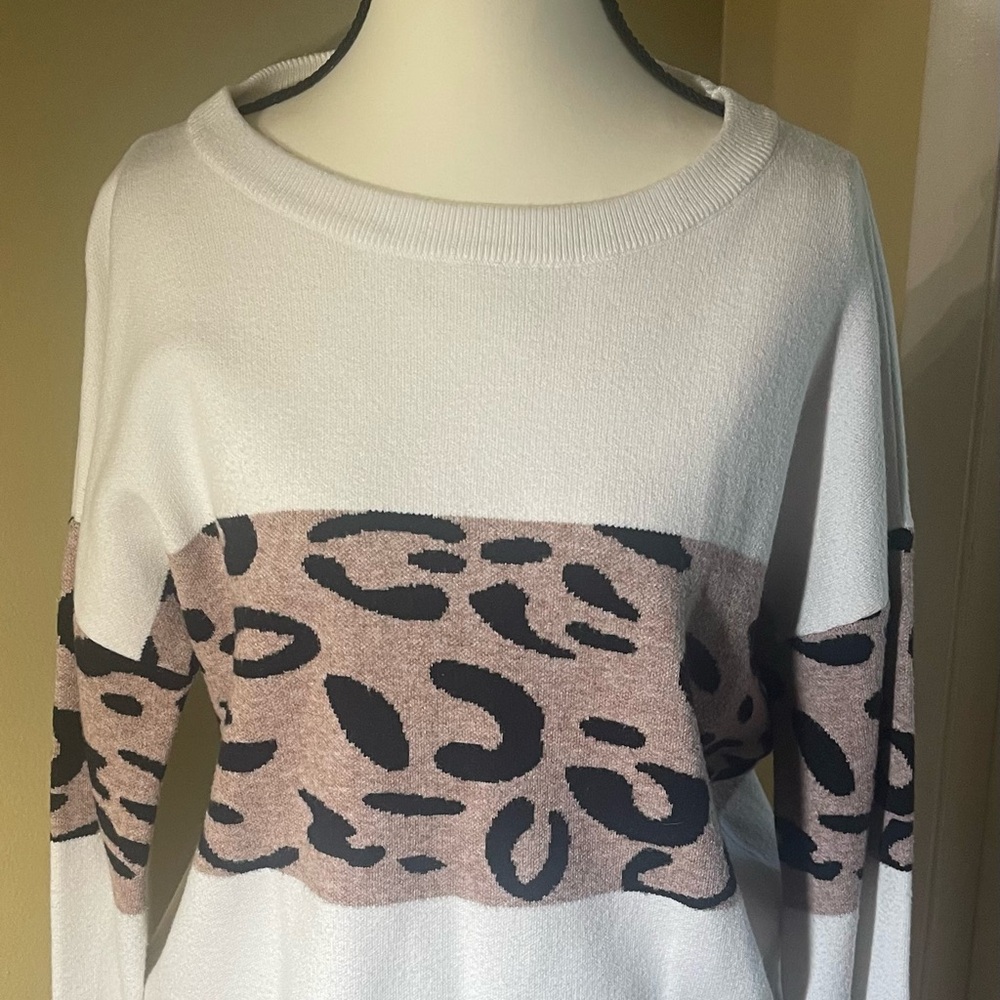 Angashion Women's Long Sleeve Crewneck Leopard Print  Sweater Size XL Pre-owned